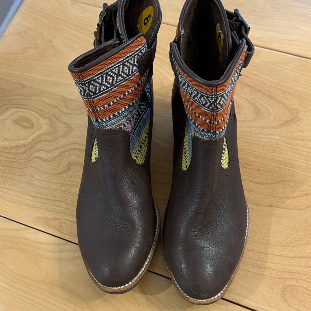 CAT Caterpillar Bethany Brown Leather Ankle Boots with Aztec Print. Size 8